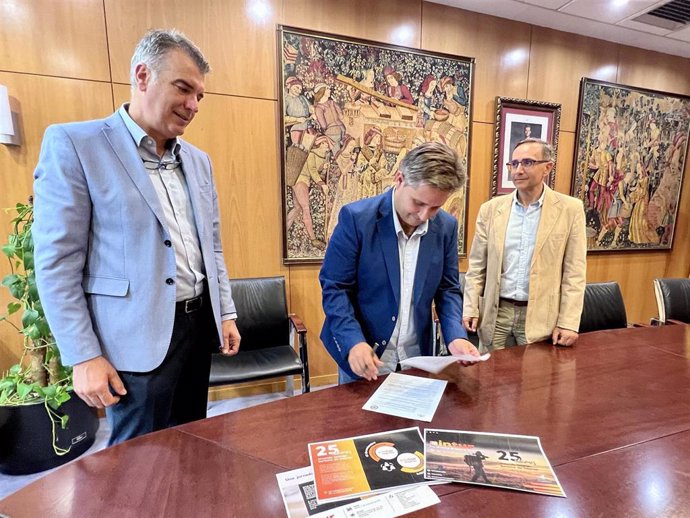 Firma del acuerdo de colaboración entre Feria de Valladolid y la Asociación Española de Fiestas y Recreaciones Históricas para acoger en Intur recreaciones históricas