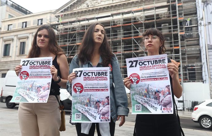 Tres mujeres del Sindicato de Estudiantes posan con un cartel que anuncia la huelga general estudiantil, frente al Congreso de los Diputados, a 13 de septiembre de 2022, en Madrid (España). 