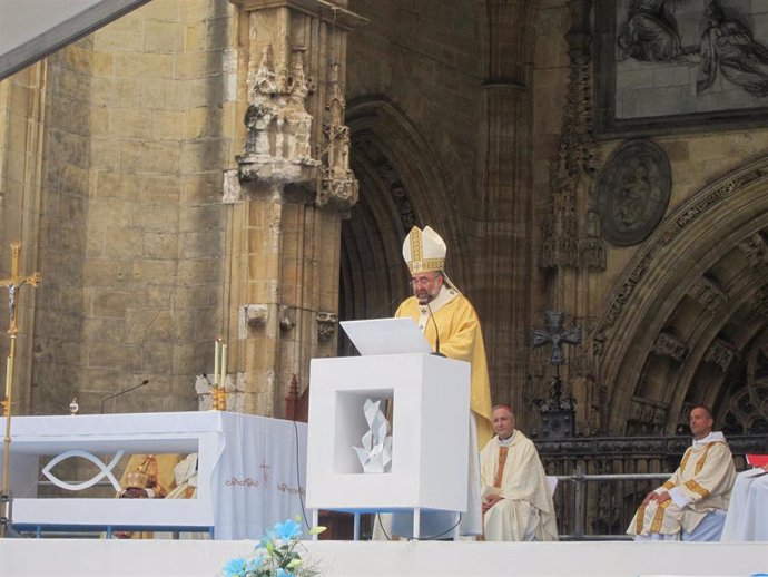 Archivo - El arzobispo de Oviedo, Jesús Sanz Montes, oficia una misa a las puertas de la Catedral de Oviedo.