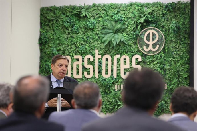 El ministro de Agricultura, Pesca y Alimentación, Luis Planas, responde a los medios tras una visita a las instalaciones de Pastores Grupo Cooperativo, a 9 de septiembre de 2022, en Zaragoza, Aragón (España). 
