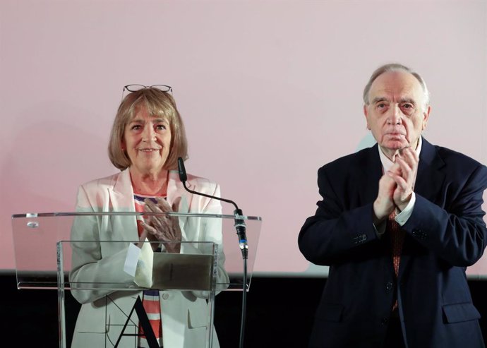 La actriz Carmen Maura y el nuevo presidente de la Academia de Cine, Fernando Méndez-Leite.