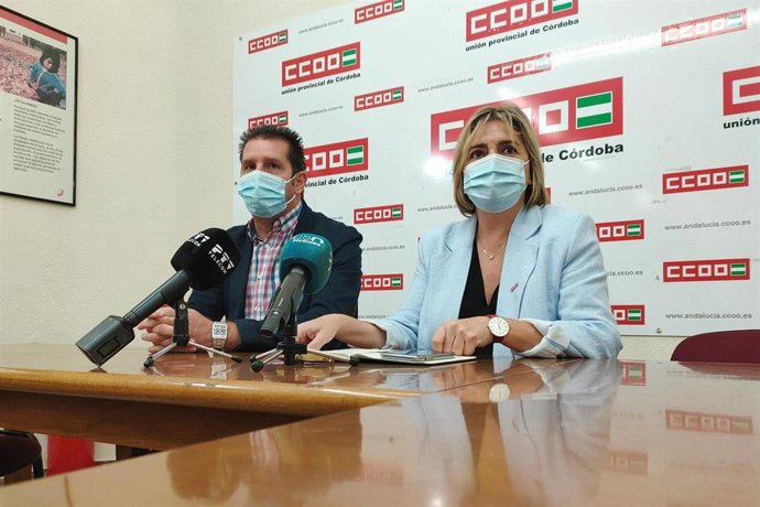 Archivo - Francisco Cobos, junto a la secretaria general de CCOO-Córdoba, Marina Borrego, en una rueda de prensa.