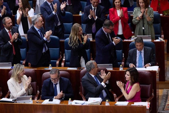 Los miembros de los grupos parlamentarios aplauden al actual portavoz adjunto del Grupo Parlamentario Popular, Pedro Muñoz Abrines