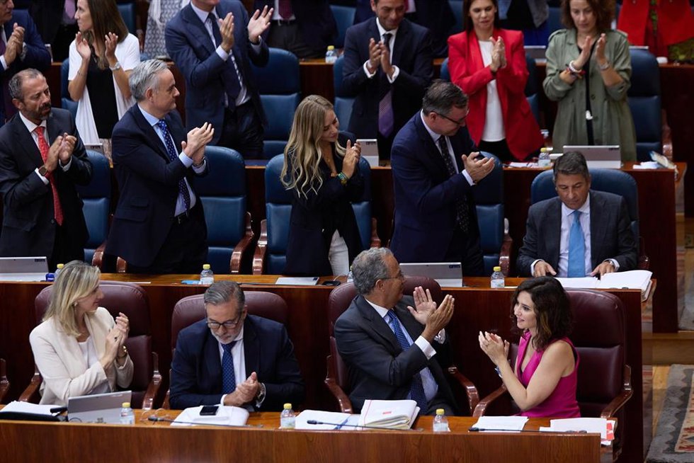 Los miembros de los grupos parlamentarios aplauden al actual portavoz adjunto del Grupo Parlamentario Popular, Pedro Muñoz Abrines
