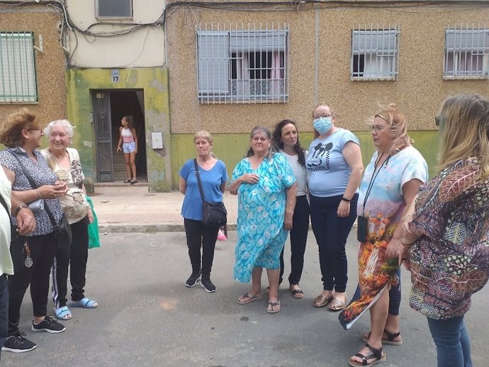 Mónica Rossi con vecinas del Torrejón a las puertas del número 17 de la calle Azahar.