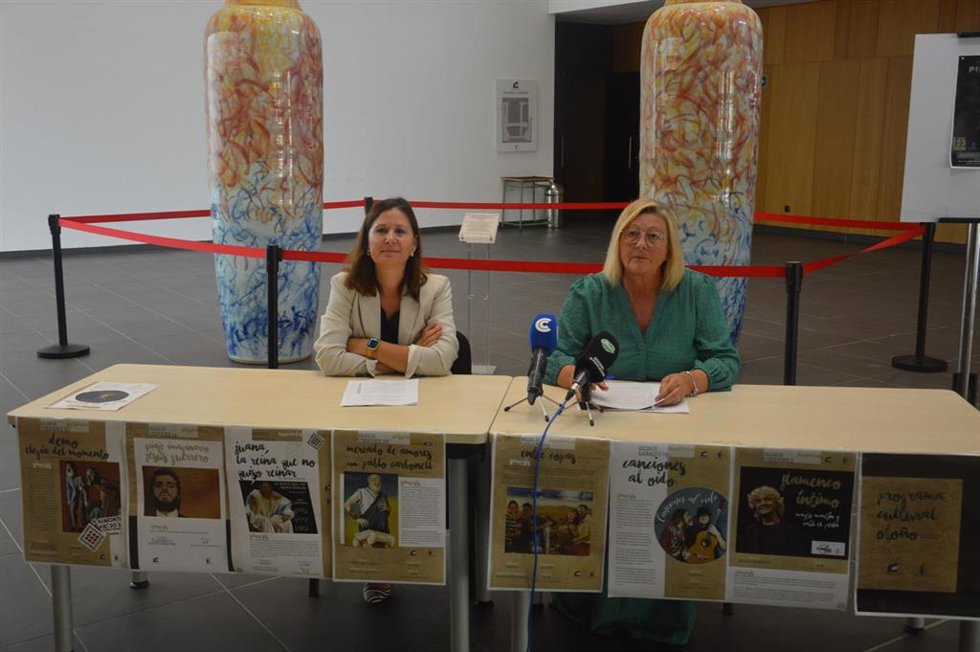 La alcaldesa de Almonte, Rocío del Mar Castellano, y la concejala de Cultura, Rocío Pérez, en rueda de prensa.