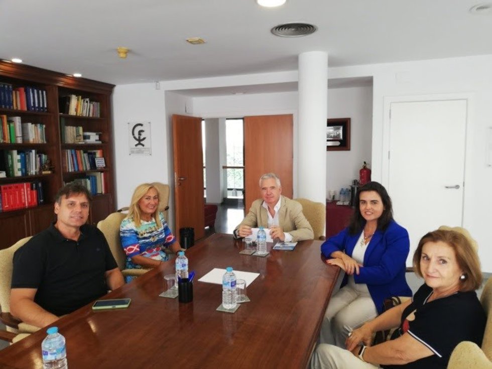 El Colegio de Farmacéuticos dona a la AECC el importe de las inscripciones del curso 'Oncofarma'.
