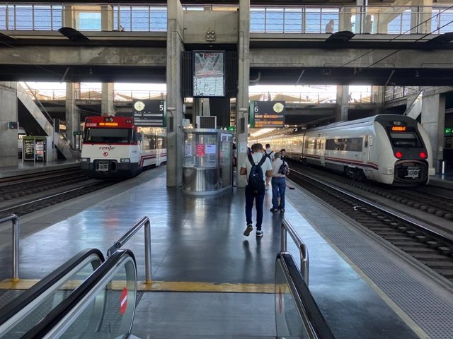 Viajeros en la estación de trenes de Córdoba.