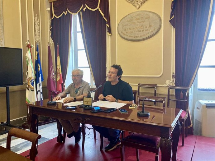 El alcalde de Cádiz, José María González en una rueda de prensa ofrecida junto al coordinador de la asociación civil 'CR-9. Acción Bahía de Cádiz', Pedro Castilla