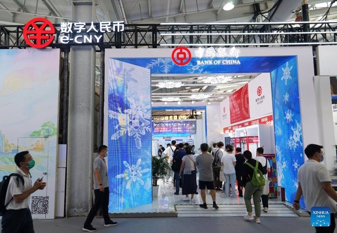 Visitors line up to experience e-CNY (digital yuan) payment at an exhibition of financial services during the 2022 China International Fair for Trade in Services (CIFTIS) at the Shougang Park in Beijing, capital of China, Sept. 4, 2022. (Xinhua/Jin Haoy