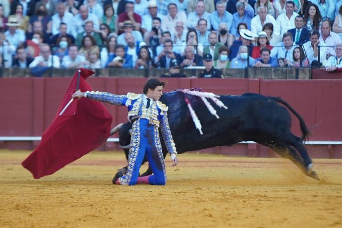 Archivo - Foto de archivo del torero Roca Rey , con la muleta a su segundo toro de la tarde, en el festejo n12 de abono en la Real Maestranza con toros de Núñez del Cubilllo