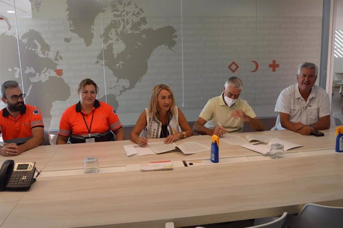 Firma del convenio entre Cruz Roja y Ambulancias Córdoba.