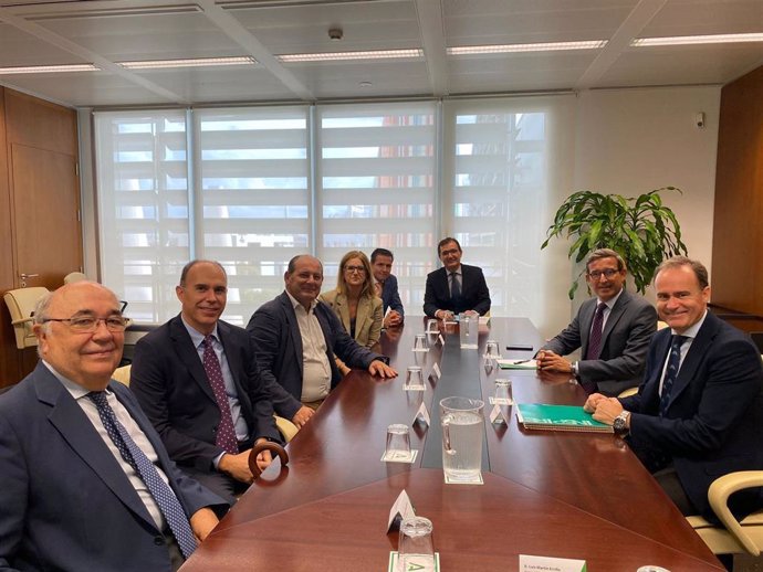 Reunión del consejero andaluz de Política Industrial, Jorge Paradela, con representantes del Clúster Andaluz de Energías Renovables (Claner).