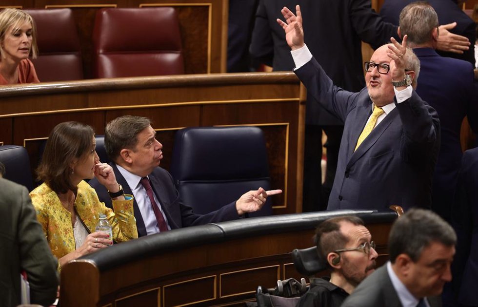 Archivo - El diputado de ERC, Joan Capdevila i Esteve (d), habla con los ministros de Agricultura, Alimentación y Pesca, Luis Planas, y de Industria, Comercio y Turismo, Reyes Maroto, en una sesión de control, en el Congreso