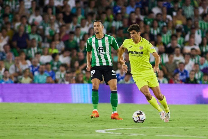 Gerard Moreno controla un balón ante Luiz Felipe en el Betis-Villarreal de LaLiga Santander 2022-2023