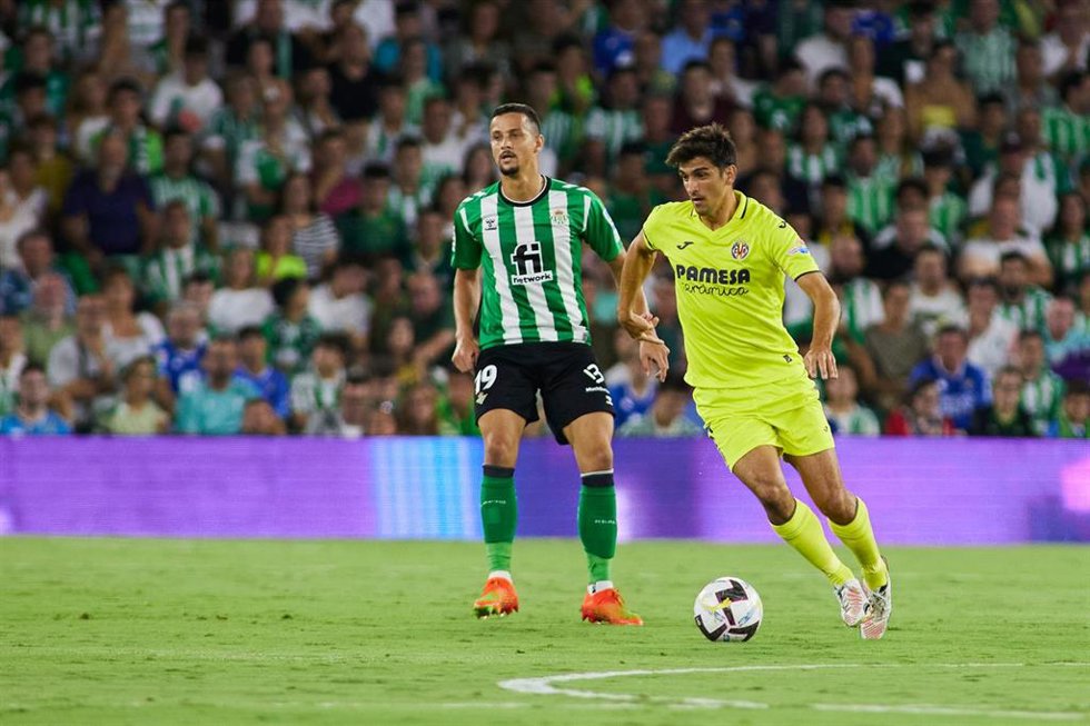 Gerard Moreno controla un balón ante Luiz Felipe en el Betis-Villarreal de LaLiga Santander 2022-2023