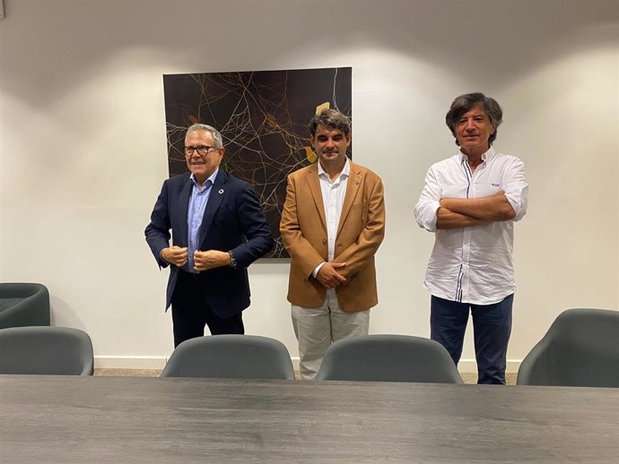 El presidente de la AECC a nivel estatal, Ramón Reyes, el presidente de la asociación en Baleares, José Reyes, y el investigador y catedrático Carlos López.