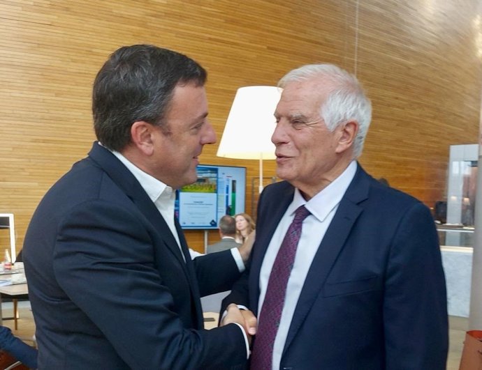O secretario xeral do PSdeG, Valentín González Formoso, xunto ao Alto Representante da Unión para Política Exterior e de Seguridade, Josep Borrell