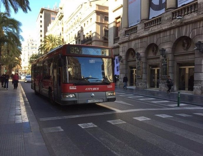 Archivo - Autobús de la EMT por el centro de Valncia, en una imagen de archivo