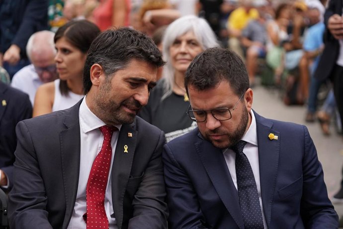 El vicepresidente de la Generalitat y conseller de Políticas Digitales y Territorio, Jordi Puigneró, y el presidente de la Generalitat, Pere Aragons, en el acto de mnium por la Diada. ARCHIVO.