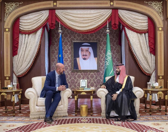 El presidente del Consejo Europeo, Charles Michel, junto con el príncipe heredero saudí, Mohamed bin Salmán