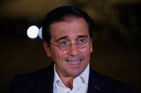 Albares confirma que acompañará al Rey al funeral e insiste en que el emérito va por "invitación personal"