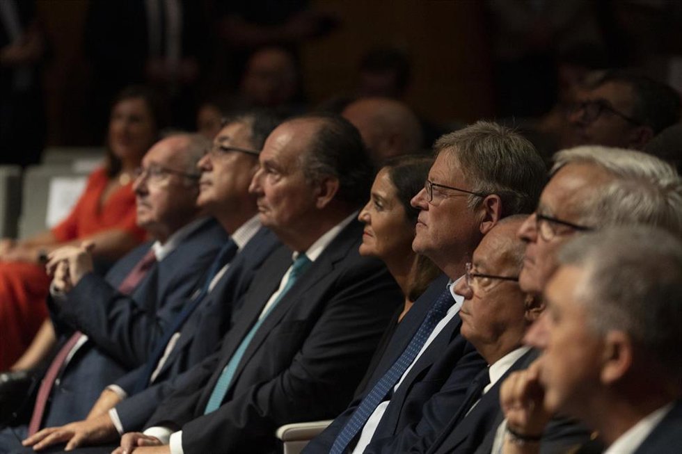 Reyes Maroto junto a otros representantes institucionales y empresariales en la Noche de la Economía Valenciana