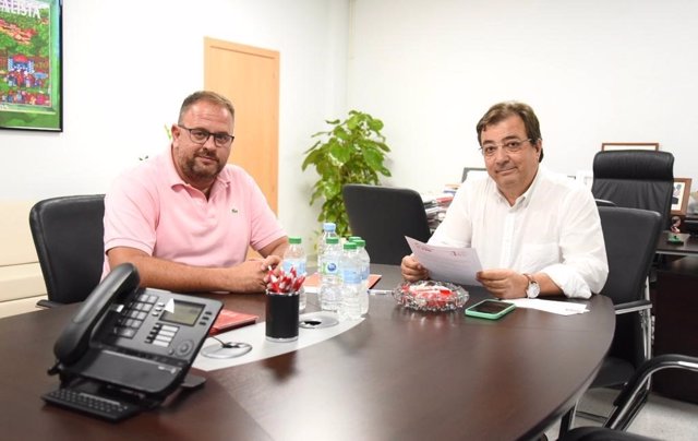 Reunión entre el secretario general del PSOE de Extremadura, Guillermo Fernández Vara, y el secretario general del PSOE de Mérida, Antonio Rodríguez Osuna