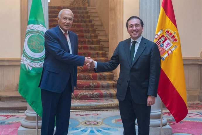 El ministro de Asuntos Exteriores, José Manuel Albares, y el secretario general de la Liga Árabe, Ahmed Abul Gheit