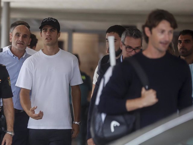 El tenista murciano Carlos Alcaraz a su llegada al aeropuerto de Valencia para disputar las Finales de la Copa Davis