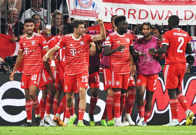 13 September 2022, Bavaria, Munich: Munich players celebrate scoring their side's second goal during the UEFAChampions League Group C soccer match between FC Bayern Munich and FC Barcelona at Allianz Arena. Photo: Peter Kneffel/dpa