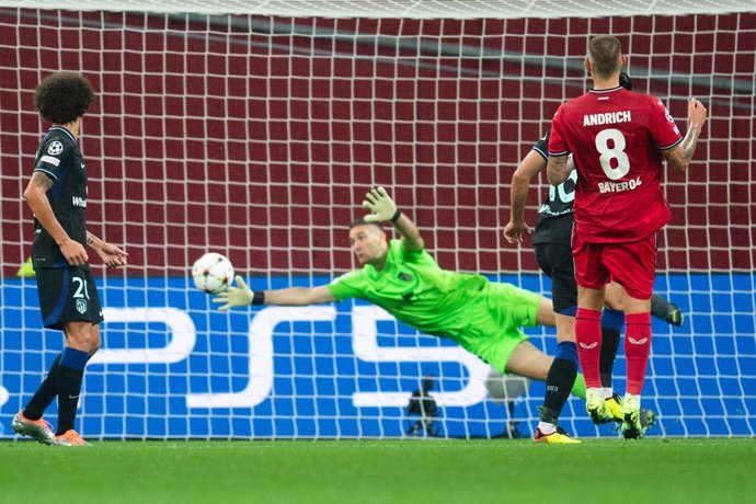 13 September 2022, North Rhine-Westphalia, Leverkusen: Leverkusen's Robert Andrich (R) scores his side's first goal during the UEFAChampions League Group Bsoccer match between Atletico Madrid and Bayer Leverkusen at BayArena. Photo: Marius Becker/dpa