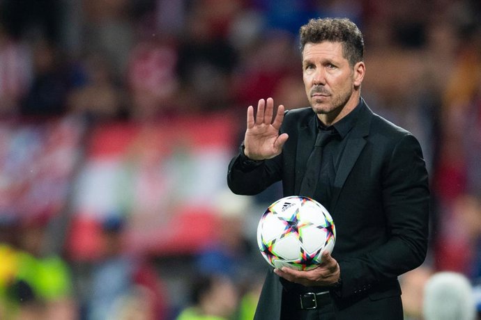 13 September 2022, North Rhine-Westphalia, Leverkusen: Atletico coach Diego Simeone gestures on the sidelines during the UEFAChampions League Group Bsoccer match between Atletico Madrid and Bayer Leverkusen at BayArena. Photo: Marius Becker/dpa