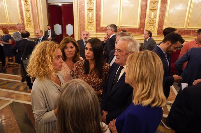 El presidente de las Cortes de Aragón, Javier Sada, conversa con la presidenta del Congreso de los Diputados, Meritxell Batet.