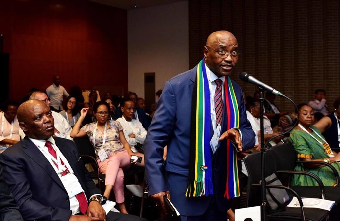 El ministro del Interior de Sudáfrica, Aaron Motsoaledi