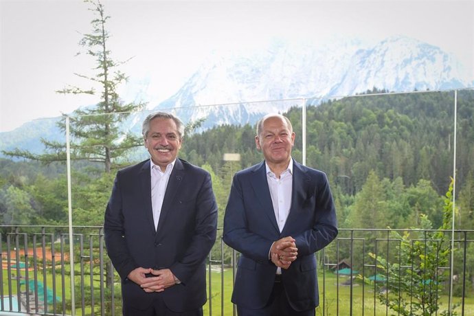 El presidente de Argentina, Alberto Fernández, junto al Canciller alemán, Olaf Sholz, durante la cumbre del G7