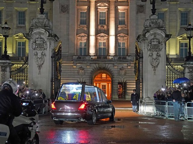 El coche fúnebre de la Reina Isabel II llegando a Buckingham Palace