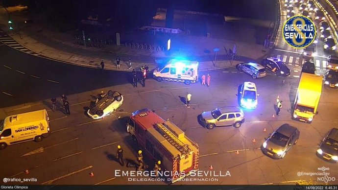 Un herido en Sevilla tras una colisión entre dos vehículos en la Glorieta Olímpica
