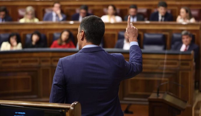 Archivo - El presidente del Gobierno, Pedro Sánchez, interviene en una sesión de control, en el Congreso 