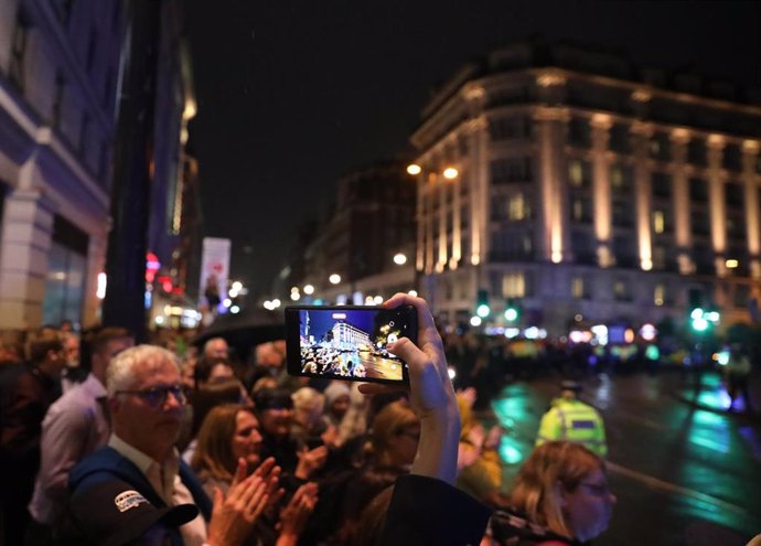 Una persona fotografía la llegada del féretro de la reina Isabel II, a su paso por Marble Arch, a 13 de septiembre de 2022, en Londres (Reino Unido)