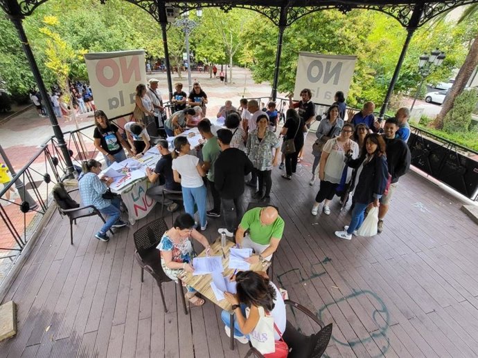 La plataforma Salvemos la Montaña recoge firmas para presentar alegaciones contra el decreto del litio de la Junta de Extremadura