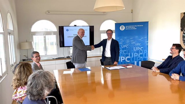 Dr. Daniel Crespo, UPC dean, shaking hands with Mr. Ruben Bonet, Fractus President and CEO at the UPC facilities after the signature of the collaboration agreement.