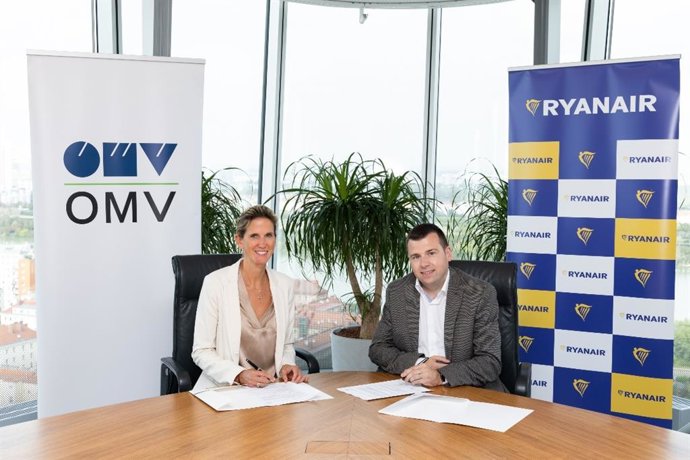 Nina Marczell y Thomas Fowler en la firma del acuerdo entre OMV y Ryanair
