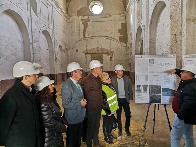 Archivo - Imagen de archivo de una visita del Gobierno municipal a las obras en la antigua iglesia de San Laureano.