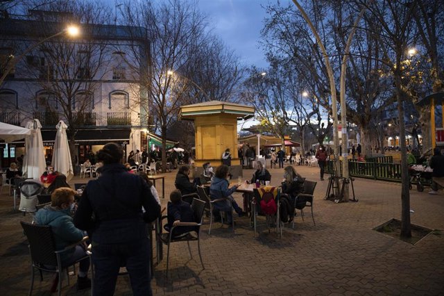 Archivo - Imagen de archivo de veladores en la Alameda de Hércules.