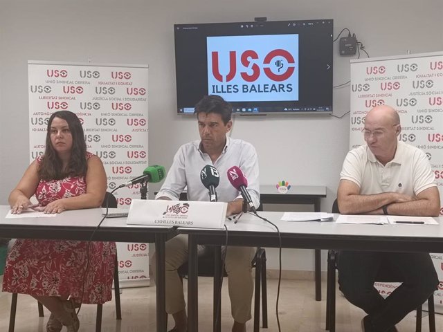 El secretario general de USO, Joaquín Pérez, y el secretario general de USO Baleares, Juan Antonio Salamanca, en una rueda de prensa en la sede del sindicato en Palma.