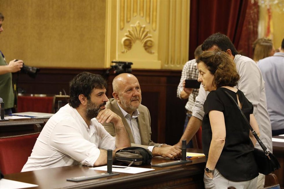 Archivo - Los diputados de MÉS per Mallorca, Josep Ferr y Miquel Ensenyat, conversan con Fina Santiago y Vicen Vidal en la sala de plenos del Parlament.