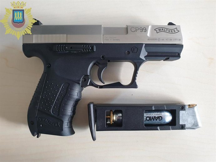 La Policía Local de Logroño sanciona a un individuo que portaba y exhibía una pistola de balines en un local de ocio