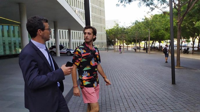 Archivo - A la derecha, el hombre acusado de amenazar y acosar a la artista Paula Bonet, V.G. El 1 de julio de 2022.