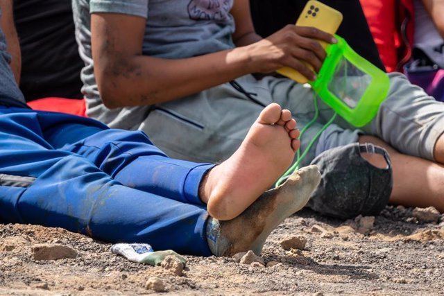Archivo - Un migrante descansa en una zona cercana a los Jameos del Agua en la isla de Lanzarote